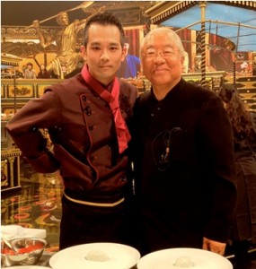 （写真）アイアンシェフ・須賀洋介氏と校長・服部幸應