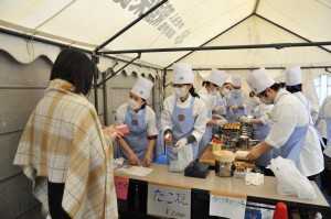 夜間生による販売風景