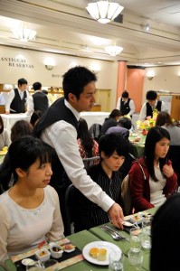 学生によるサービス風景